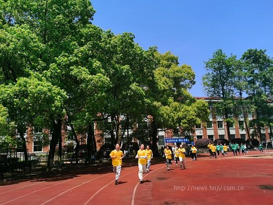 湖南工程学院：心向党 奋力跑3.jpg