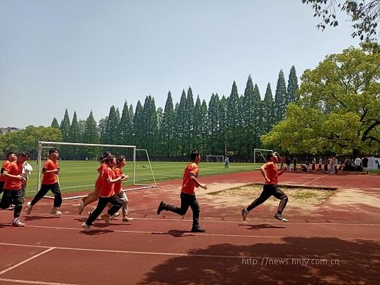 湖南工程学院：心向党 奋力跑4.jpg