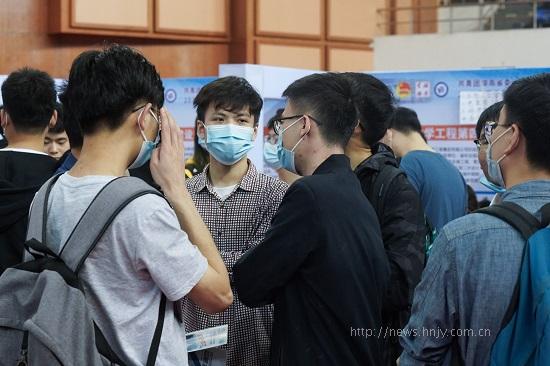 湖南工程学院招聘会2.jpg 湖南工程学院招聘会2.jpg